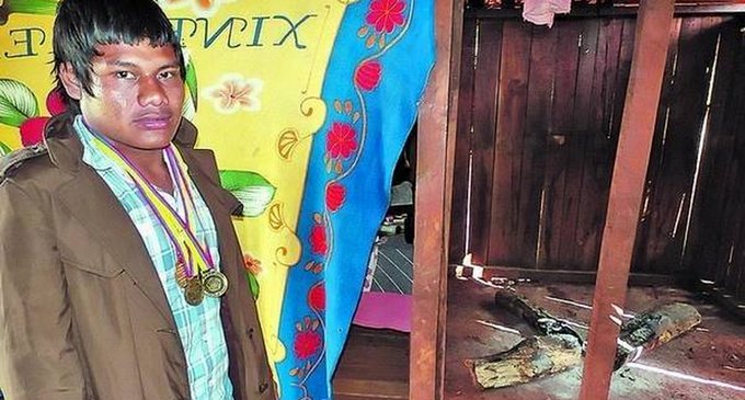 Tiene 18 años y vive en una aldea aborigen.Fabián Ramos ganó una feria de ciencias pero abandonó la escuela porque no tiene ni para zapatillas.