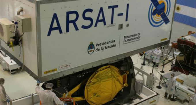 El artefacto, el primero fabricado en el país, es trasladado a Guayana Francesa, desde donde partirá en septiembre para entrar en órbita; brindará servicios comunicación.