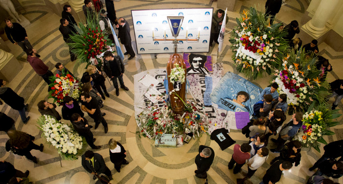 Los restos del músico ya descansan en el cementerio de la Chacarita; su madre fue ovacionada y agradeció el apoyo