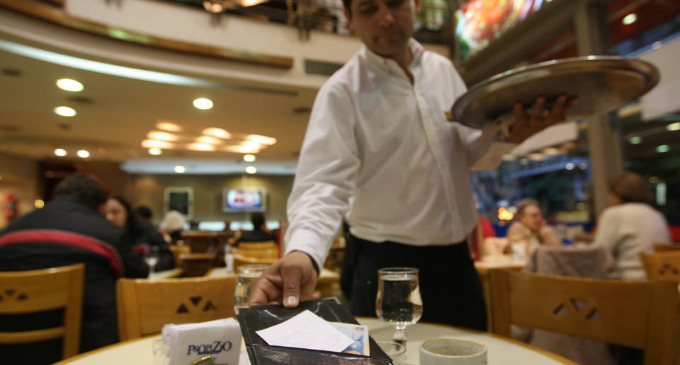 ¿Cuáles son los restaurantes que pueden cobrar el servicio de mesa?