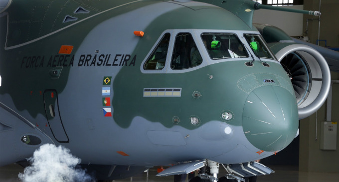 La empresa brasileña Embraer presentó este tarde su nuevo avión de transporte militar KC-390, que puede ser una alternativa al estadounidense Hércules.