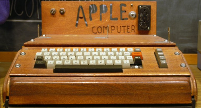 Subastada en Nueva York, alcanzó un precio de u$s905.000. Es una de las primeras 50 Apple-1 montadas por el cofundador de Apple Steve Wozniak en el garaje familiar de Steve Jobs en 1976