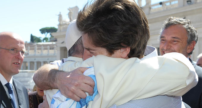 Vivió dos años en una clínica porque no tenía para pagar el alquiler. En su tesis universitaria presentó un proyecto para realizar un sistema de urbanización de emergencia que hoy llama la atención del mundo. Habló en la ONU y lo recibió hasta el Papa.