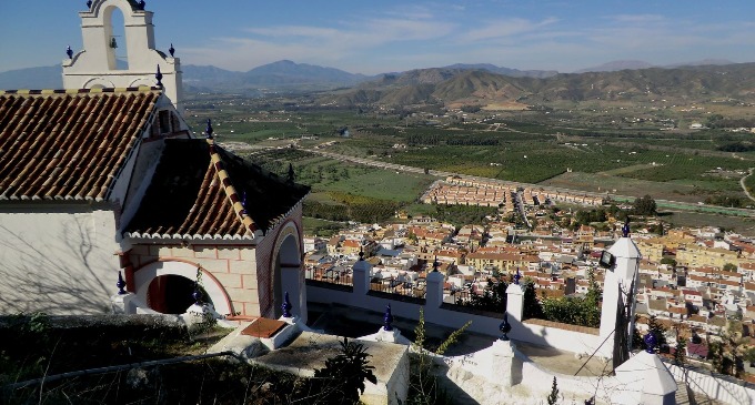 Situado a 37,5 kilómetros al suroeste de Málaga Capital, está integrado en la comarca de la Costa del Sol Occidental. Actualmente es un municipio multicultural, con un altísimo porcentaje de residentes de origen europeo y uno de los principales centros de turismo residencial de Andalucía.