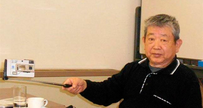 Lejos de los actuales autorretratos tomados con el celular, la vara extensible fue una creación del japonés Hiroshi Ueda, un entusiasta de la fotografía y ex empleado de Minolta, tres décadas antes de la aparición de los smartphones