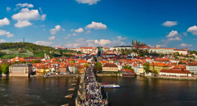 Misteriosa y romántica, la capital checa ha logrado posicionarse entre los destinos más atractivos de Europa. Las laberínticas calles de la Ciudad Vieja, el Puente de Carlos y los tesoros del Castillo de Praga.