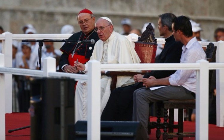 Además, en el cierre de su segunda jornada en La Habana, el Sumo Pontífice instó a los jóvenes que piensan distinto a recurrir al diálogo. "No nos desencontremos aunque pensemos distinto", señaló.