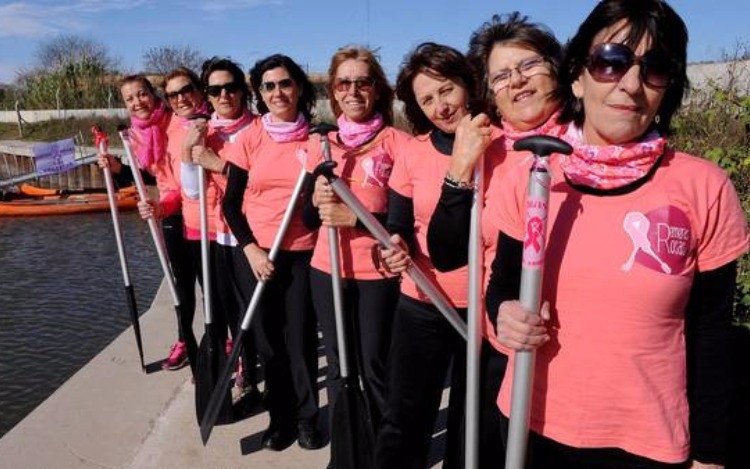 Son 10 mujeres de La Plata que sufrieron un tumor de mama. Armaron un grupo por Facebook y se sumaron a un programa mundial que impulsa el remo en “botes dragón” como parte del tratamiento para evitar secuelas.