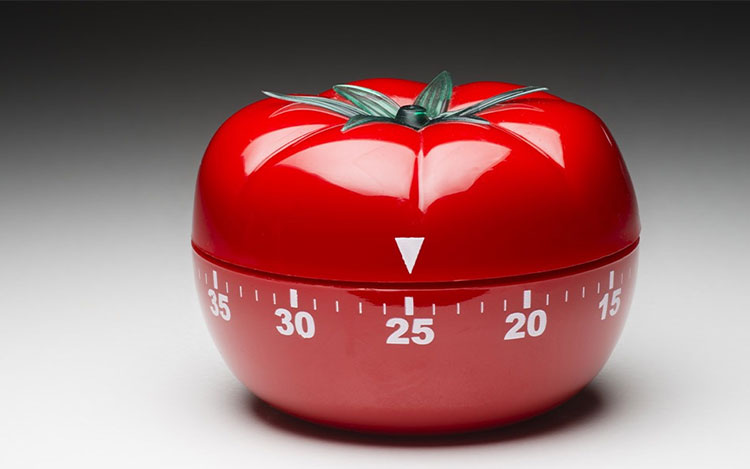 El nombre Pomodoro se deriva del temporizador de cocina con forma de tomate que Francesco Cirillo, el fundador del movimiento, usó mientras perfeccionaba la técnica.