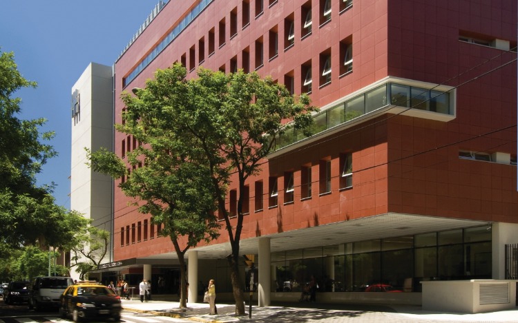 Esta malformación del tórax tiene gran impacto en la calidad de vida de los niños, adolescentes y adultos jóvenes que la padecen. Para brindarles respuesta, el Hospital Italiano de Buenos Aires realiza cirugías cada vez menos invasivas y más precisas utilizando técnicas novedosas.
