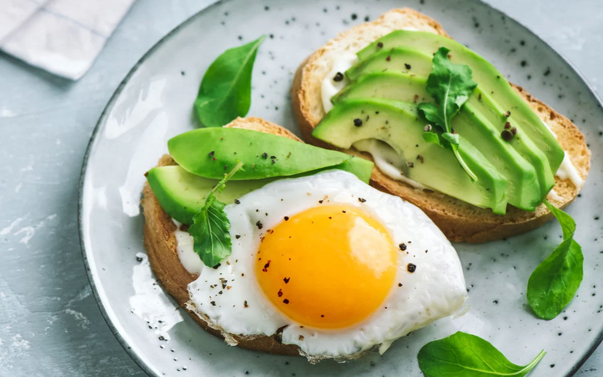 El endocrinólogo Francisco Rosero alerta sobre los riesgos de consumir pan en el desayuno, especialmente en personas con problemas metabólicos.
