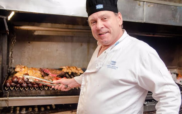 Se trata del autodidacta argentino Carlos López, apodado “Paty”, que dicta cursos presenciales de cómo asar carnes a aficionados y profesionales de la cocina, tanto del país como del exterior.