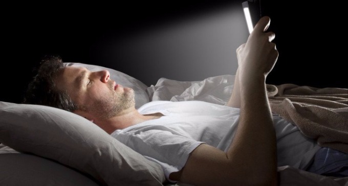 ¿Qué le pasa a tu cuerpo cuando revisas tu teléfono antes de dormir?