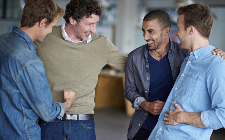 Un estudio asegura que para que un hombre sea feliz con su entorno, vida y familia, necesita “hacer cosas” con sus amistades.