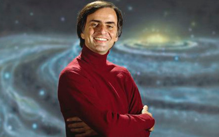 Carl Sagan nos dejó un legado de sabiduría, conocimiento y humildad respecto a la grandeza del universo. Nuestro pequeño "planeta azul" está hoy amenazado por nosotros mismos. Aún estamos a tiempo de cambiar.