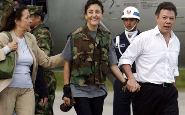 Las fuerzas armadas colombianas rescataron hoy a la ex-candidata presidencial franco-colombiana Ingrid Betancourt, secuestrada por las FARC hace 6 años.
