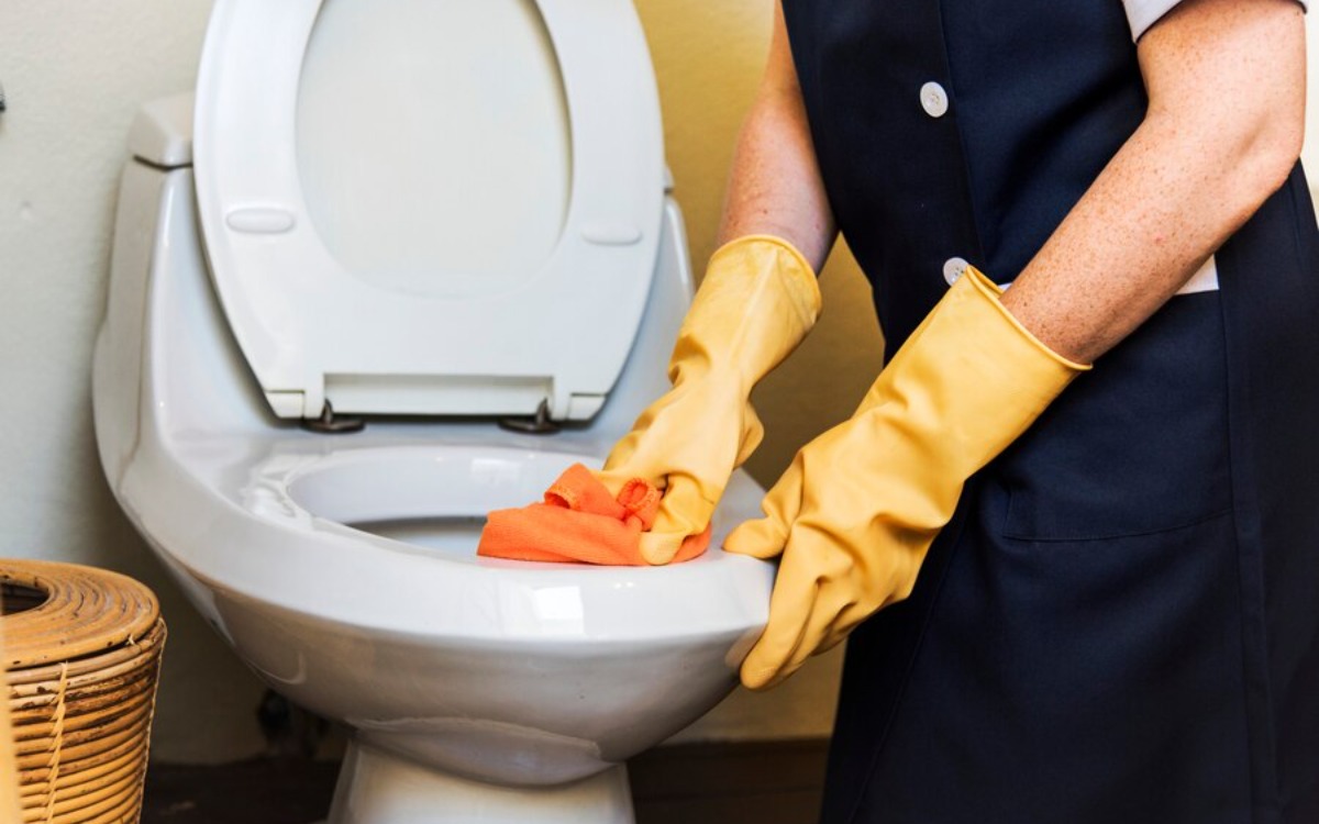 Saber con qué frecuencia limpiar el inodoro es clave para evitar bacterias invisibles que afectan la salud sin que te des cuenta.

