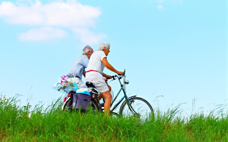 La edad causa la degeneración de las células; la vejez produce el deterioro del espíritu.