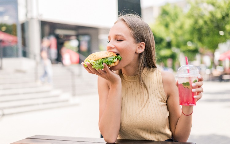 Probable hayas escuchado que debes masticar bien tu comida, en lugar de simplemente tragarla. Sin embargo, probablemente también hayas notado que es bastante complicado intentar poner esto en práctica cuando tenemos hambre.