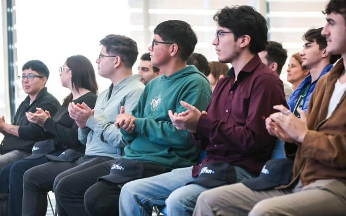 La iniciativa Ford Enter abre inscripciones para un programa gratuito de desarrollo Front End dirigido a jóvenes sin formación previa.
