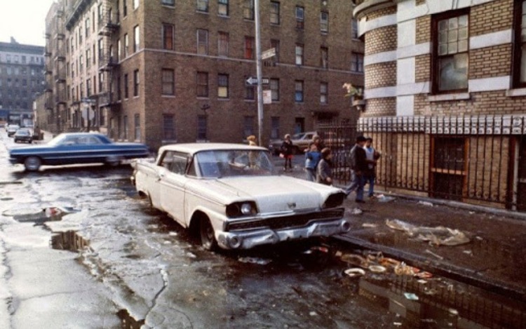 Un experimento de psicología social. Dos autos idénticos abandonados, dos barrios con poblaciones muy diferentes y un equipo de especialistas estudiando las conductas de la gente en cada sitio.