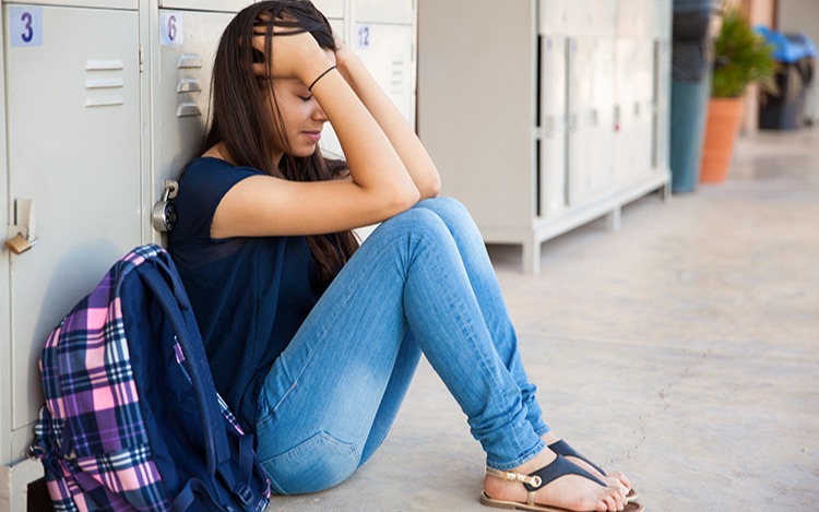 Cuando nos detenemos a pensar que la adolescencia no es sólo un período de intenso desarrollo corporal, sino también de desarrollo moral e intelectual, resulta lógico y comprensible que ésta sea una etapa tumultuosa y confusa para muchos chicos y chicas