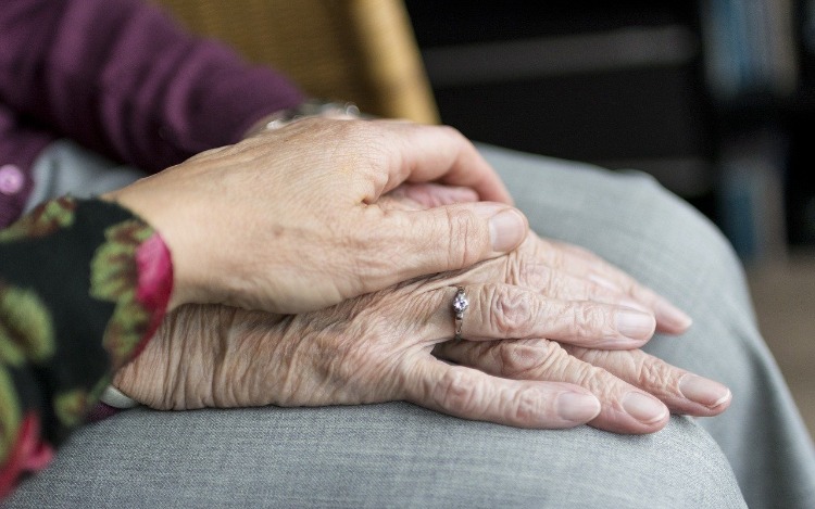 ¿Tienes padres, abuelos u otros seres queridos que sufren de algunos de los típicos achaques de la vejez?