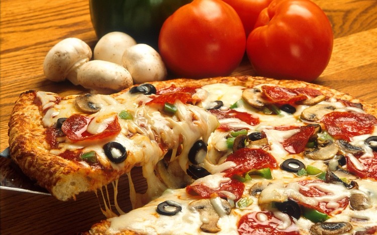 La pizza Margherita se creó en honor a la Reina Margarita Teresa de Saboya. No fue hasta el año 1830 en el que la pizza fue vendida en establecimientos al aire libre, así como por vendedores callejeros.