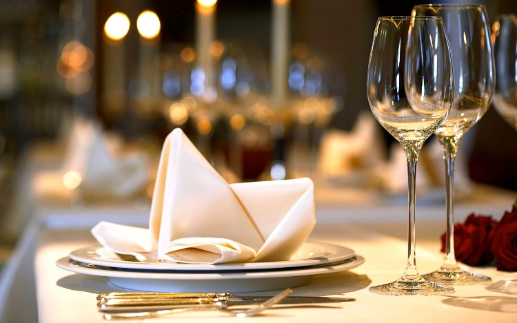 A cualquier comida a la que acuda como invitado, es recomendable tener un comportamiento adecuado, a la altura del convite.