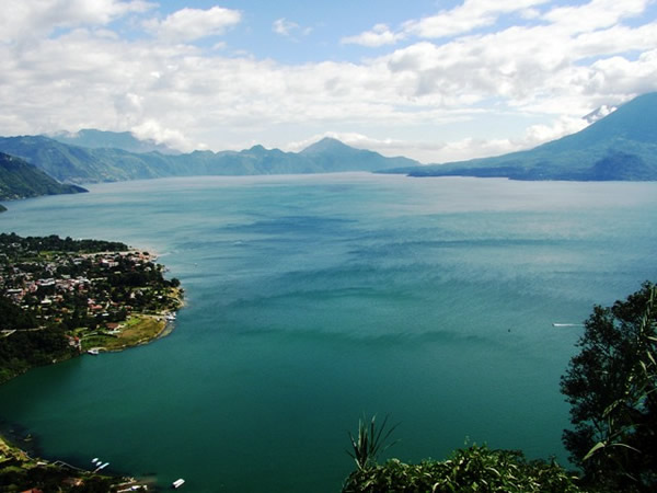 Pasando a cosas más agradable hoy les hablo de un lugar espectacular: El lago de Atitlán, un lago bajo los pies de los volcanes.
