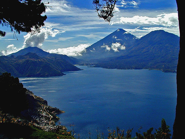 Pasando a cosas más agradable hoy les hablo de un lugar espectacular: El lago de Atitlán, un lago bajo los pies de los volcanes.