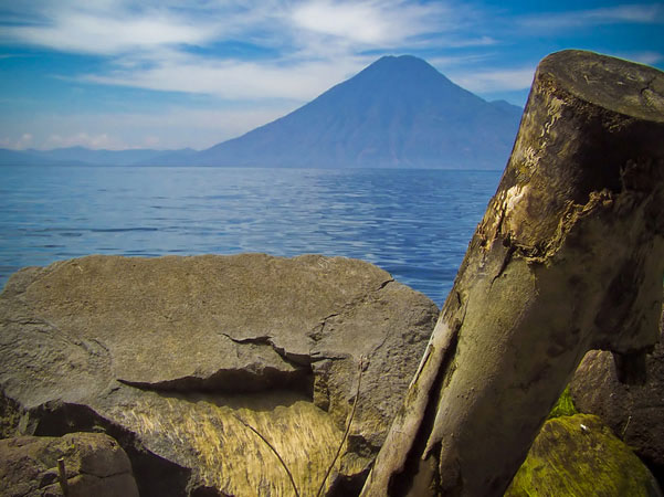 Pasando a cosas más agradable hoy les hablo de un lugar espectacular: El lago de Atitlán, un lago bajo los pies de los volcanes.