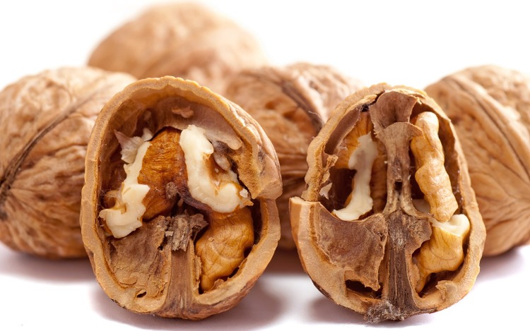 Comer nueces ayudaría a reducir los niveles de colesterol
