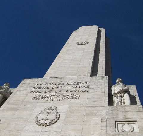 La gran frase del Gral. Manuel Belgrano que se encuentra tallada en la torre del Monumento a la Bandera Argentina, en Rosario.