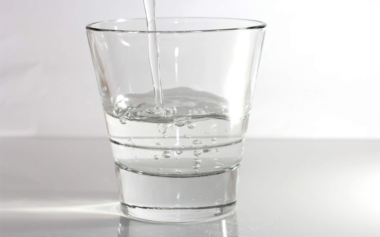 Tomar dos vasos de agua antes de comer ayuda a reducir peso
