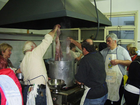 El Centro Gallego de Mar del Plata organizó un curso de gastronomía gallega, con delicias típicas y un alegre espíritu de camaradería entre los participantes