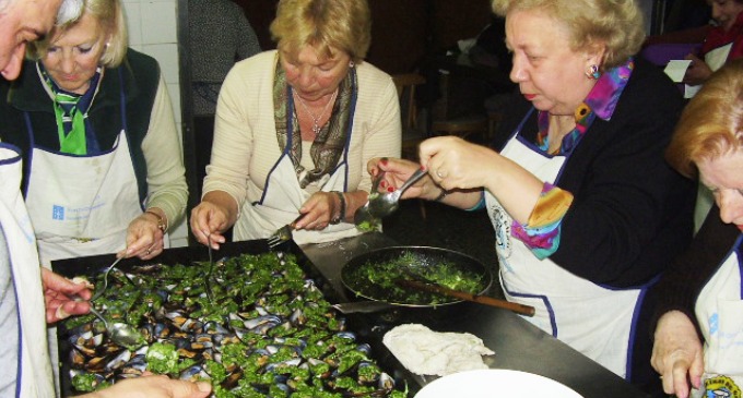 El Centro Gallego de Mar del Plata organizó un curso de gastronomía gallega, con delicias típicas y un alegre espíritu de camaradería entre los participantes