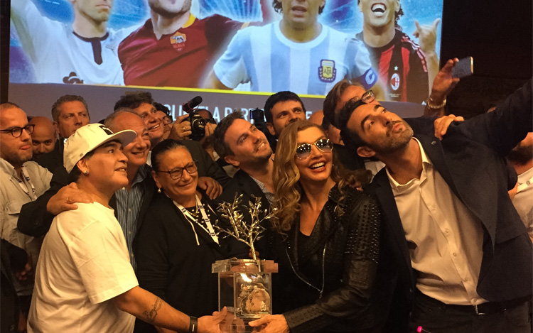 Maradona presentó en Roma el partido “Unidos por la PAZ”