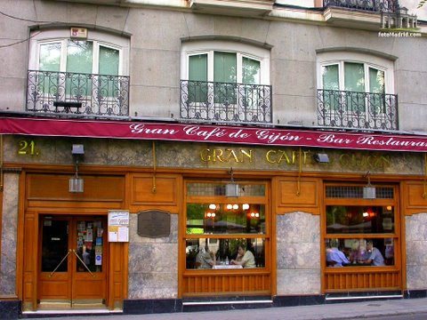 Son el escenarios del encuentro por excelencia. Protagonistas de las primeras citas, la reunión con amigos entrañables o para tomar un respiro de la vida diaria. Los cafés signan nuestras biografías. Europa posee los bares más legendarios y hermosos del mundo.