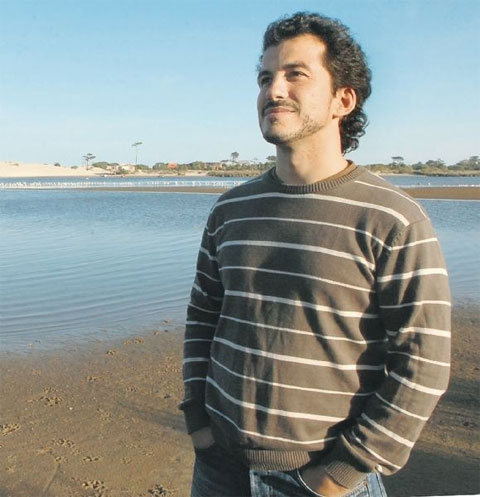 Alejandro Corchs, de 35 años, es hijo de desaparecidos. Su historia personal lo hizo acercarse al camino espiritual indígena. Hoy escribe libros que son