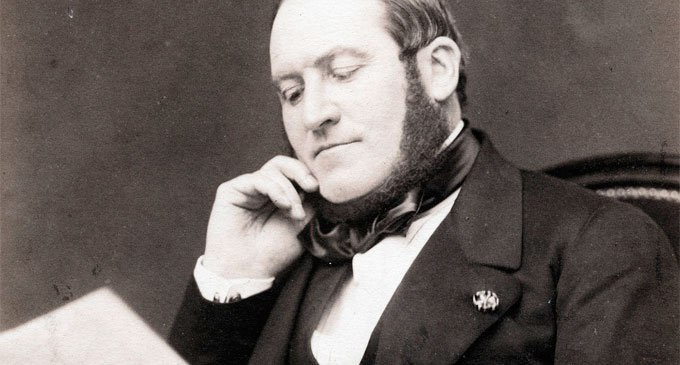 Napoleón III encargó a Georges-Eugène Haussmann el 22 de junio de 1852 que «modernizara» París. Al contratar a Haussmann confiaba en que París pudiera convertirse en una ciudad con calles más seguras, mejores casas, comunidades más salubres, hospitalarias y que facilitaran las compras y lograr, además, mayor fluidez en el tránsito.