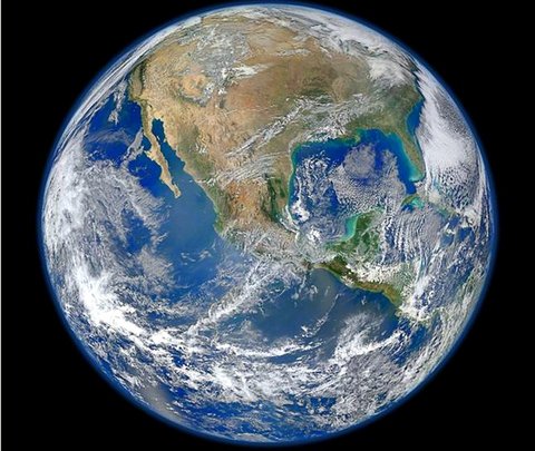 La imagen, llamada «Blue Marble» en honor a la famosa fotografía tomada en 1972 por Apollo 17, posee una resolución de 64 millones de píxels.
