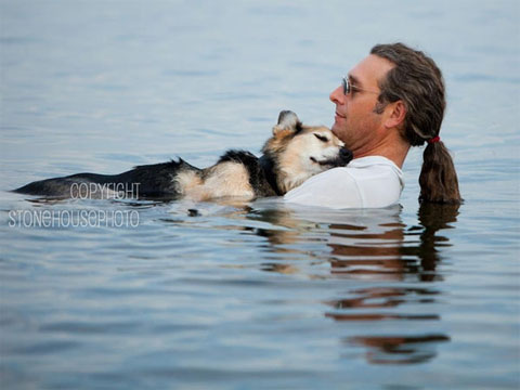 La imagen, que ya obtuvo casi 350.000 "me gusta", muestra un hombre abrazado a su perro mientras flotan tranquilamente en el agua. La enternecedora historia del retrato.