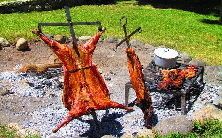 "Todo bicho que camina va a parar al asador", decía Martín Fierro y en pocas palabras describía una costumbre argentina que sobrevivió a todos los tiempos. En el país los fines de semana se reservan para la reunión de la familia y los amigos, y el compromiso tan sólo se pauta con una frase: “nos juntamos a comer un asado”