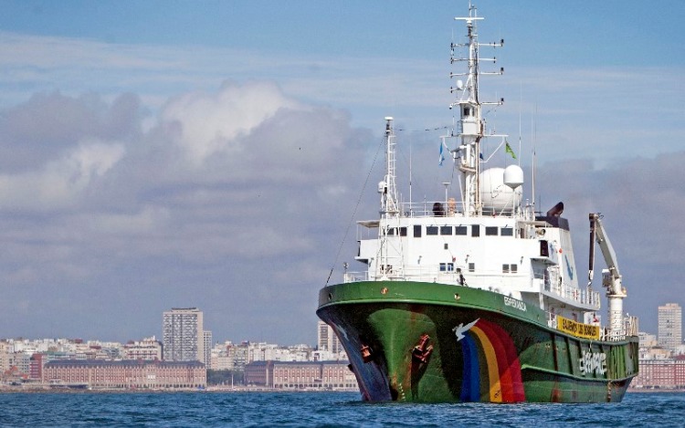 "Esperanza", el buque insignia de Greenpeace, en campaña contra la deforestación en Argentina