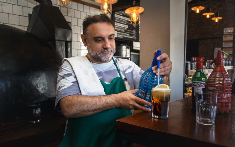 Cinzano, la reconocida marca de vermut acompañará al sodelier Martín Juárez, el primer experto en soda del país, que aportará sus conocimientos sobre cómo tomar correctamente esta clásica y popular bebida.