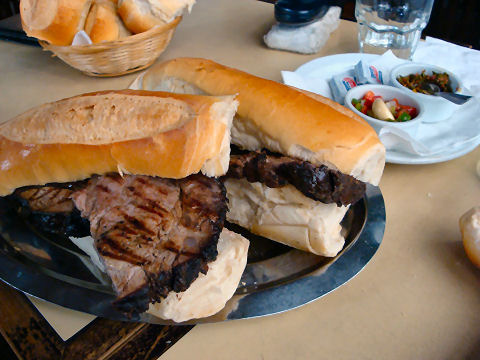 Comida al paso, la versión latina del "fast food"