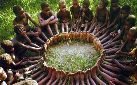 Un antropólogo propuso un juego a los niños de una tribu africana. Puso una canasta llena de frutas cerca de un árbol y les dijo que aquel que llegara primero ganaría todas las frutas.