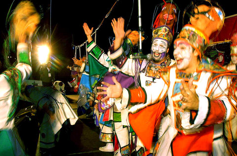 A partir de este fin de semana en Buenos Aires el ruido de los tambores, la danza y los colores estridentes serán su paisaje. 