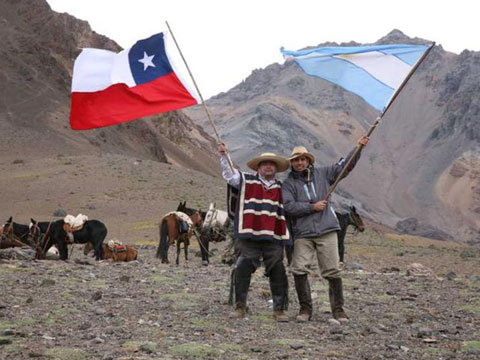 Existen diversas alternativas para conmemorar a los héroes patrios; construcción simbólica de sus caminos es una de ellas. Así, la provincia de San Juan, rinde tributo a Don José de San Martín poniéndose en sus zapatos